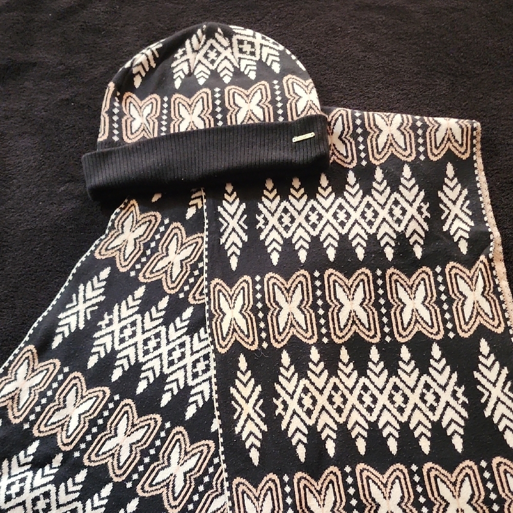 Geometric Black and White Beanie and Scarf Set